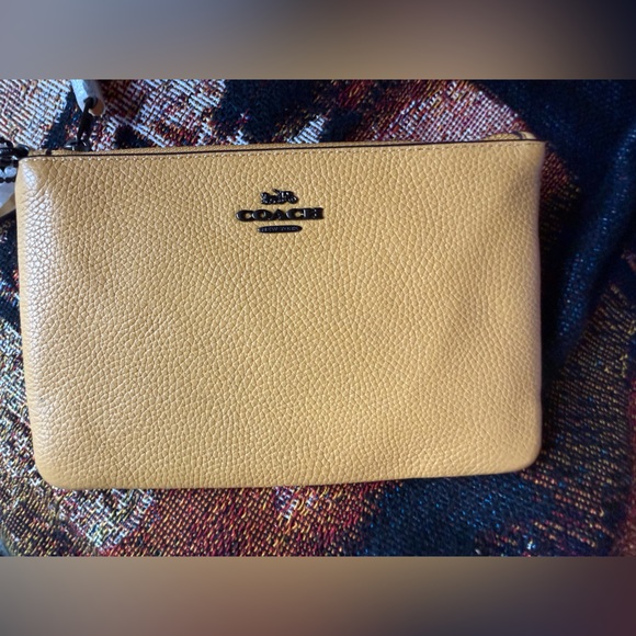 LAST ONE NWT Coach large Wristlet Honeycomb - Picture 2 of 10